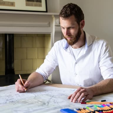 Jos van den Hurk, tekenend aan een landschapskaart